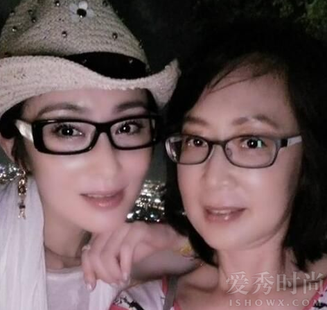 张敏和妈妈的合照