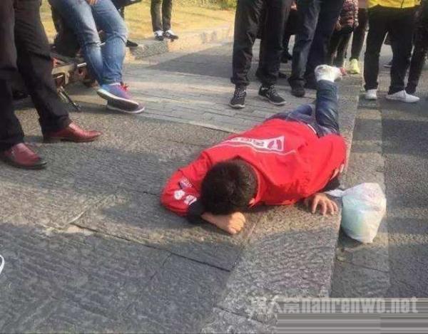 外卖小哥爬行维权