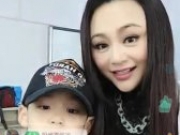 曹颖整容了吗？ 曹颖与儿子玩直播被疑变脸