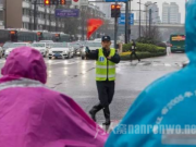 杭州大爷花式指挥交通成网红 手舞足蹈套路多
