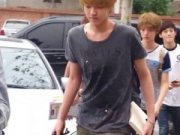 吴亦凡旧照曝光 是个爱看纸质书的boy