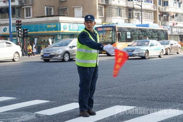 杭州大爷指挥交通