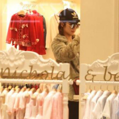 李亚男逛婴儿用品店看衣服