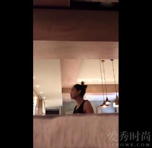 Ella唱歌被偷拍