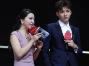 吴亦凡出席活动 男神单腿跪地似求婚