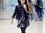 孙怡现身机场 变身酷女孩咖啡不离手