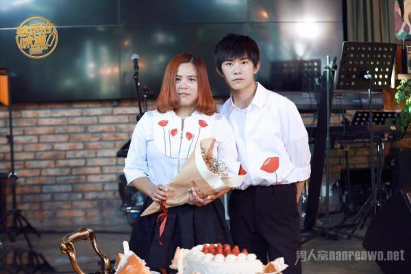 易烊千玺妈妈身穿亲子装同框亮相