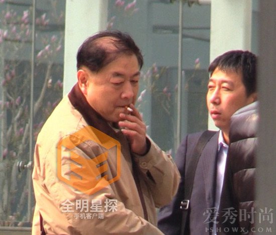 刘斌与律师边抽烟边聊天