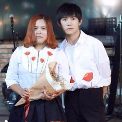 母子二人一起切蛋糕
