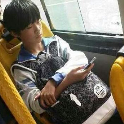 一组易烊千玺穿校服坐公交车的旧图曝光