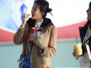 董子健女友孙怡出机场变小吃货