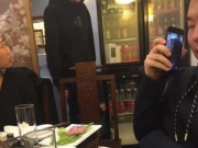网友吃饭遇吴亦凡 拿手机偷拍的大哥演技真不错