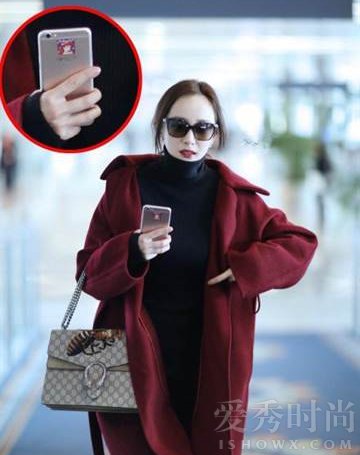 杨幂手机背后的小美人鱼贴纸