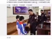 小学生捡巨款归还后获失主回赠1000元习题册？P的！
