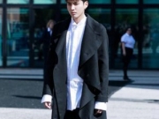 吴亦凡独宠风衣 亮相巴塞尔演绎稳重英伦范儿