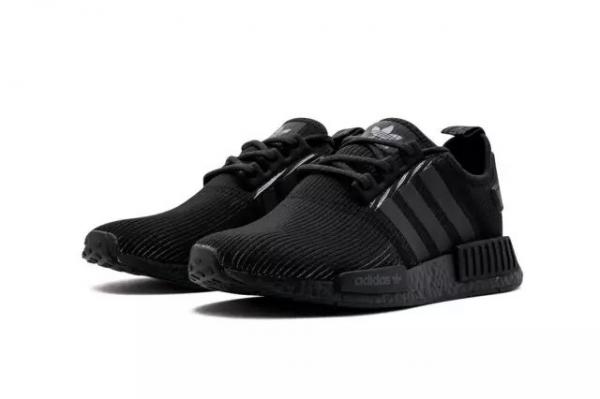 「Triple Black」配色