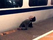 男子跳轨换站台被夹身亡 妹妹讨说法：不相信这一切