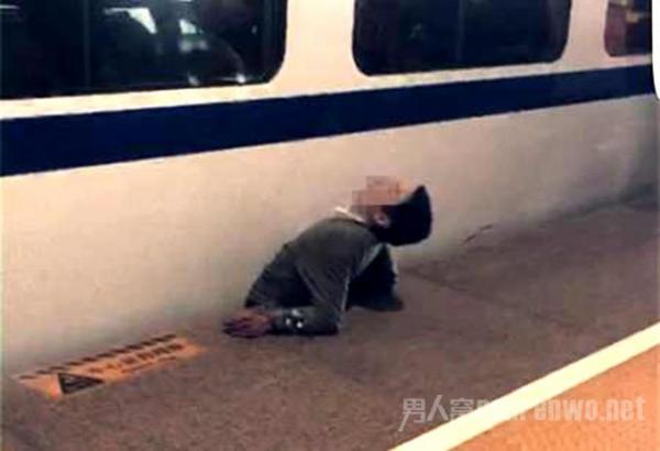 男子被列车夹住身亡