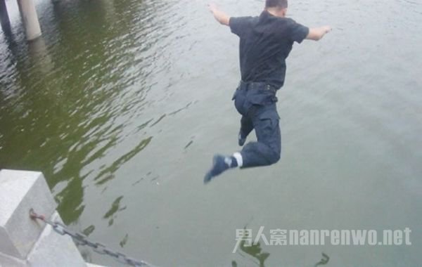 丈夫跳入河中