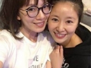 林心如与闺蜜聚会 素颜入境依旧肌肤Q弹颜值爆表