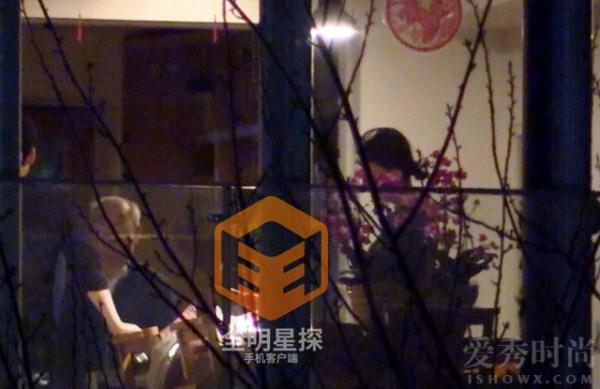 董子健爷爷也在家中