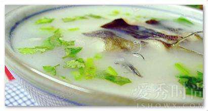 鲜紫苏叶滚黄骨鱼汤