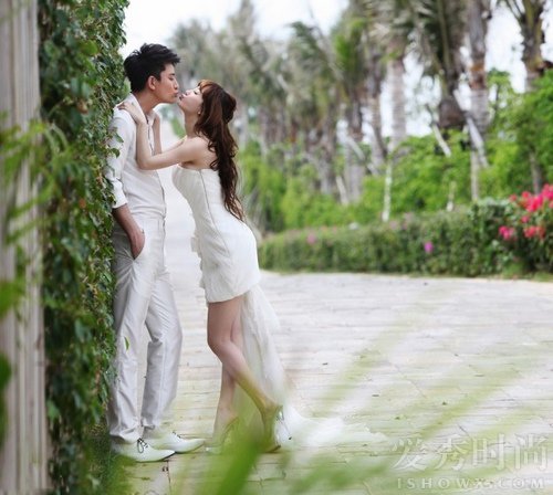 贾乃亮李小璐结婚吻照