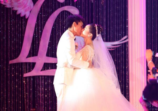 贾乃亮李小璐结婚亲吻照
