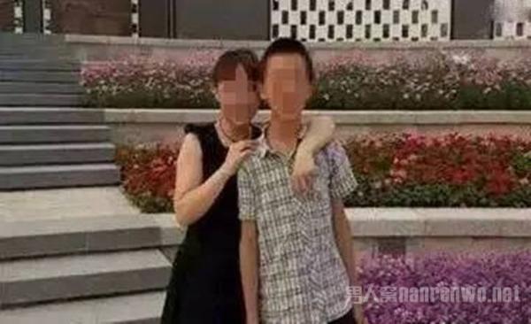 死者与母亲合照