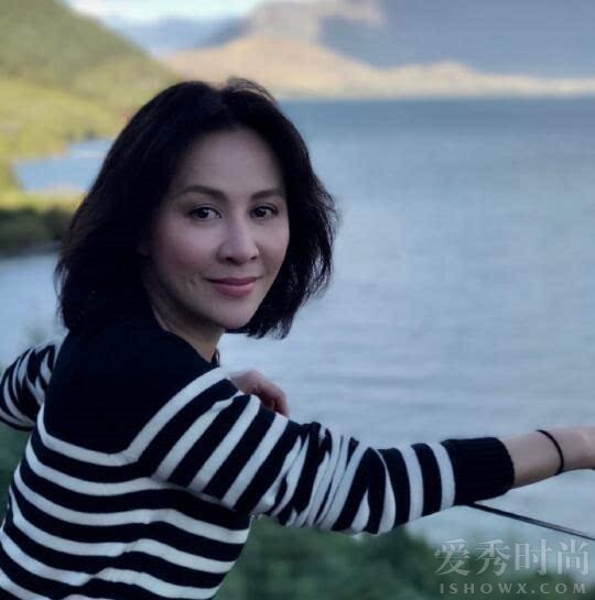 刘嘉玲登山素颜照