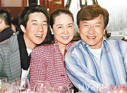 成龙旧时谈林凤娇：爱情很短的感情很长