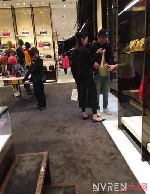 王思聪携女伴被拦 女店员如此耿直的回答震惊了网友