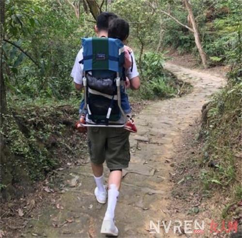 张震背女儿爬山 全程背女儿尽显父爱（图）