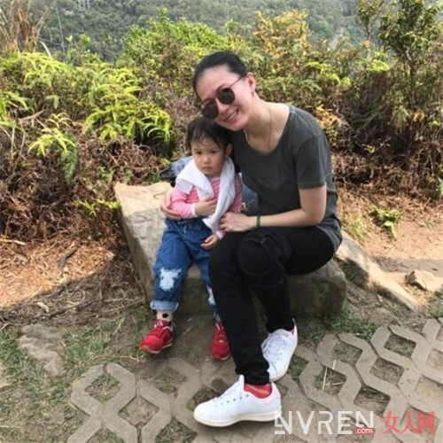 张震背女儿爬山 全程背女儿尽显父爱（图）