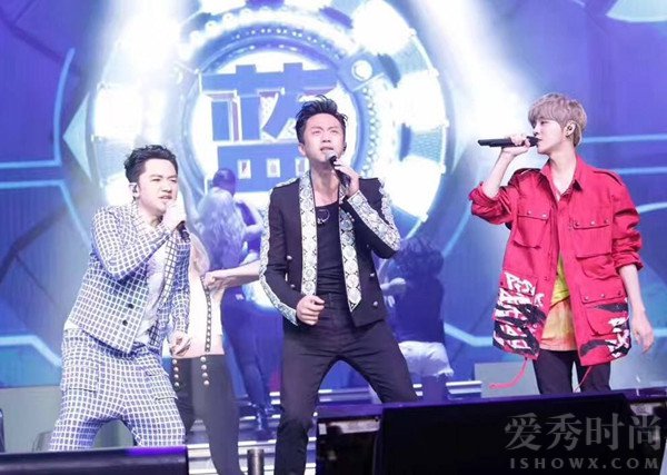 邓超鹿晗助阵王祖蓝演唱会