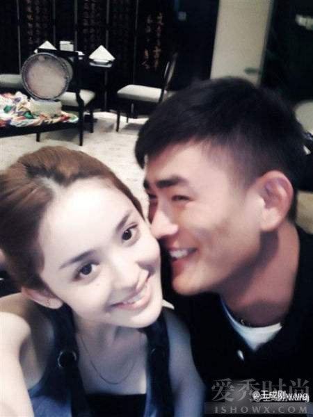 古力娜扎与名叫王成刚的男子亲密照