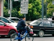 共享单车花式载人让人大开眼界 如此乱象该如何解决？
