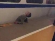 男子被高铁列车卡住身亡后续 家属状告南京站该不该？