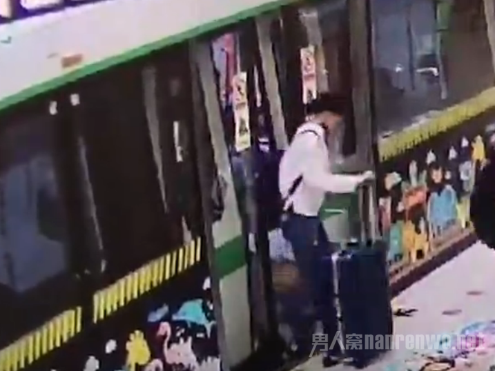 女乘客强行扒开地铁门下车