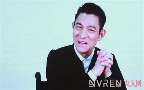 刘德华坐轮椅宣传 自嘲宣传是需要上天批准的