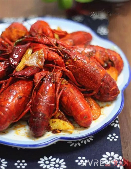 人见人爱的10种小龙虾做法大全：夏日最受欢迎的下酒菜！