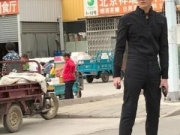吴亦凡当街玩滑板 结伴赵丽颖下一站宁波
