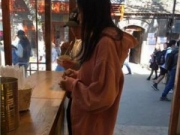 董子健带女友逛南锣鼓巷 孙怡未见孕肚细腿抢镜