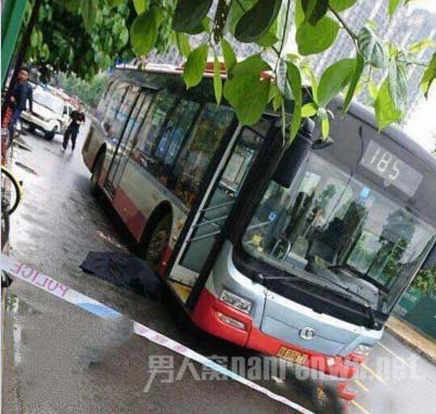 女子穿高跟鞋追公交