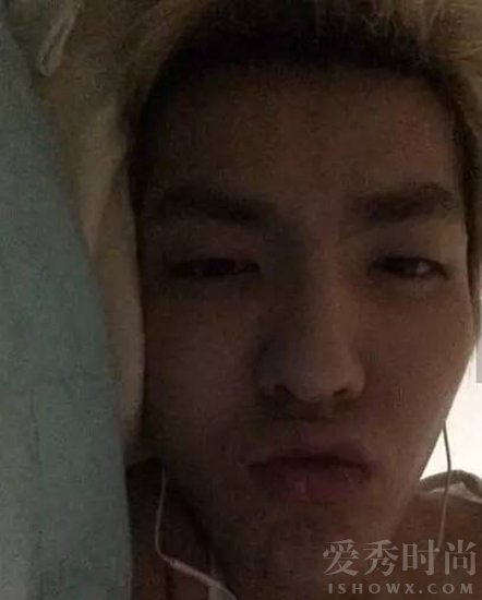 吴亦凡躺着拍照