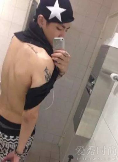 吴亦凡秀身材