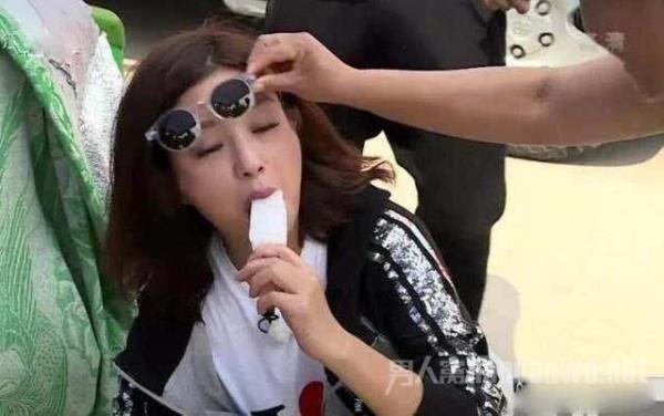 赵薇被强摘眼镜