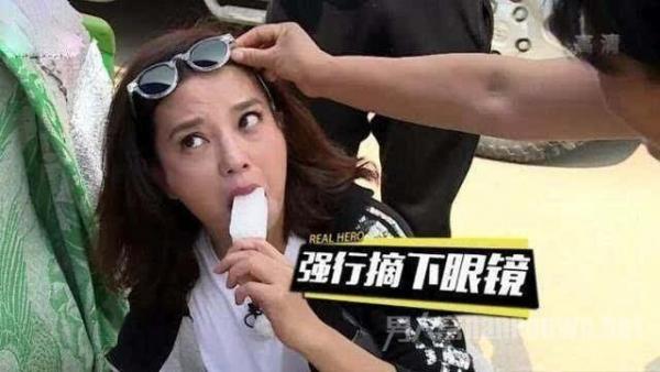 赵薇被强摘眼镜