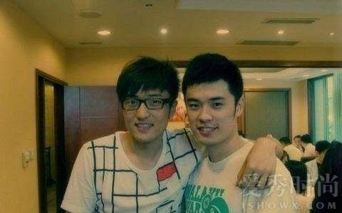 王传君陈赫勾肩搭背