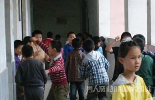 男孩在校打闹死亡